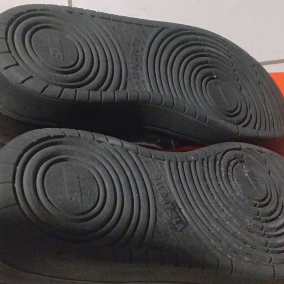 Shoes(Sneakers) - Picture 5 of 5